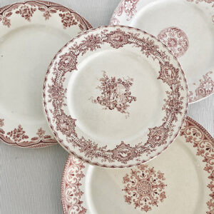 Location mariage assiette anciennes blanches et rouges