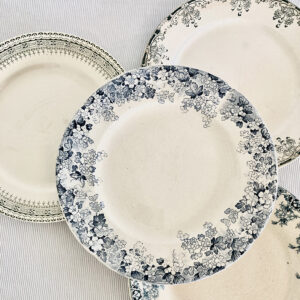 Location mariage assiettes anciennes blanches et noires