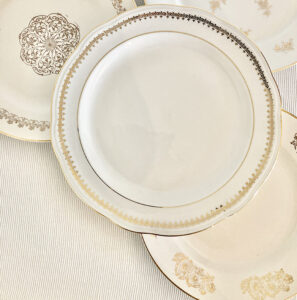 Location mariage assiettes blanches et or événements Pays Basque