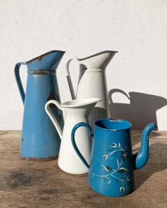 Location mariage cruches vintage blanches bleues décoration rustique décors