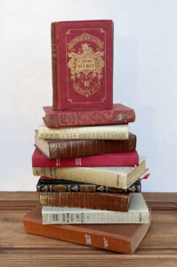 Location mariage objets déco livres anciens Belle au bois dormant